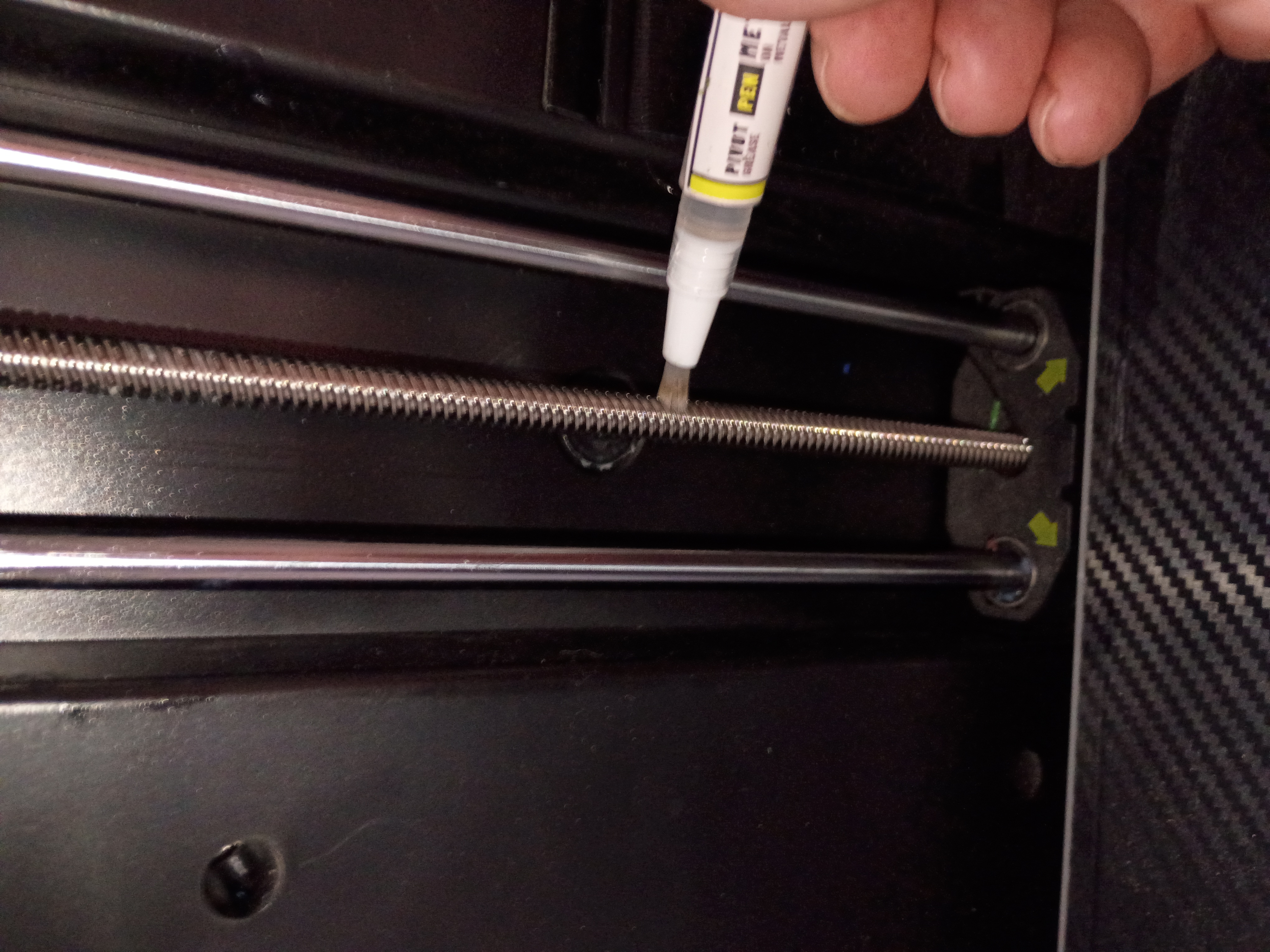 Pivot Stick Metal Grease PRO lubricating a 3D printer lead screw